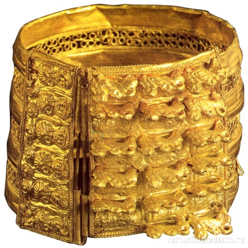 Круглое украшение с декором в виде фигурок сфинксов и женскими головками