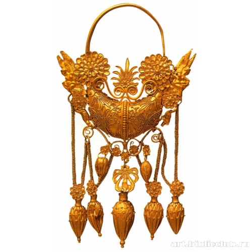 Ладьевидная серьга с фигурками Ники