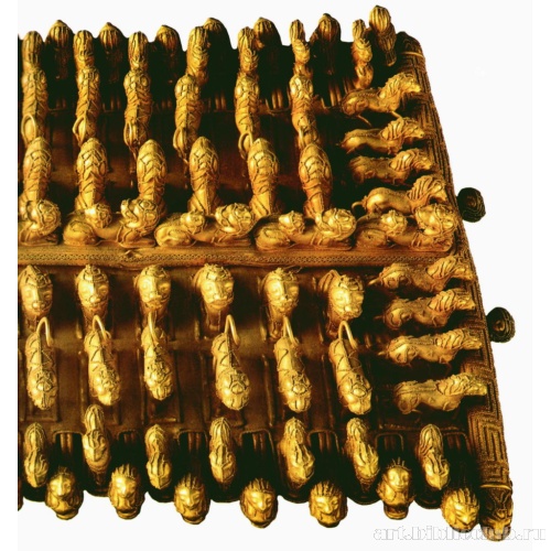 Нагрудное украшение с зооморфными фигурками. Фрагмент