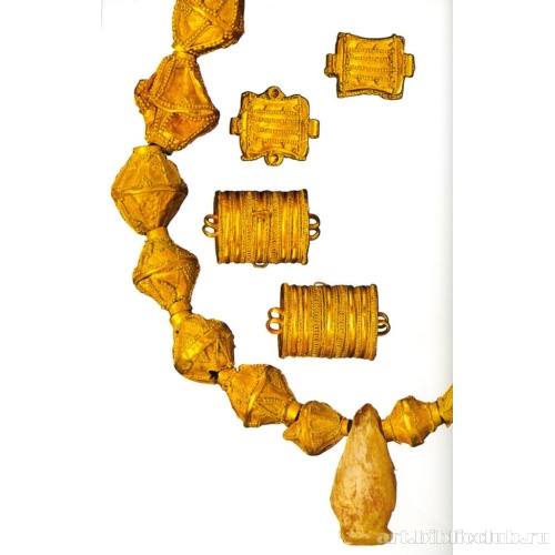 Ожерелье и разнообразные подвески. Фрагмент