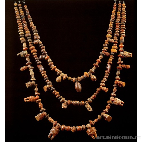 Ожерелье из трех низок бусин с подвесками