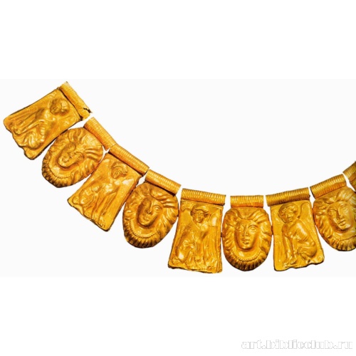 Ожерелье из чередующихся прямоугольных и овальных подвесок