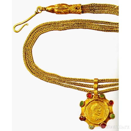 Ожерелье с кулоном из монеты императора Антонина Пия. Фрагмент