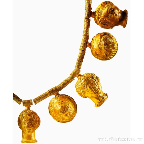 Ожерелье с подвесками в виде львиных и женских голов. Фрагмент