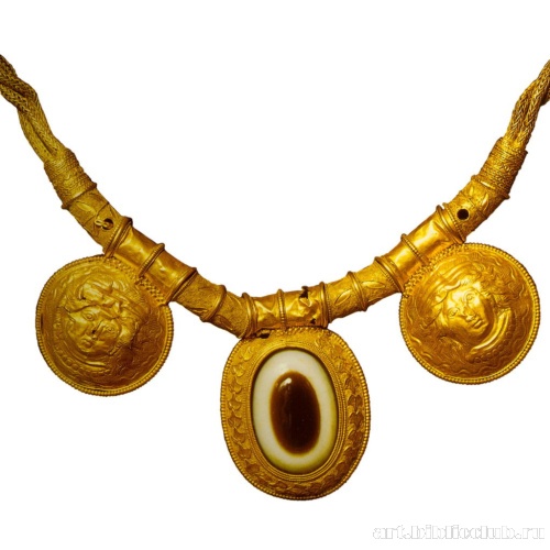 Ожерелье, украшенное буллами и ониксом. Фрагмент