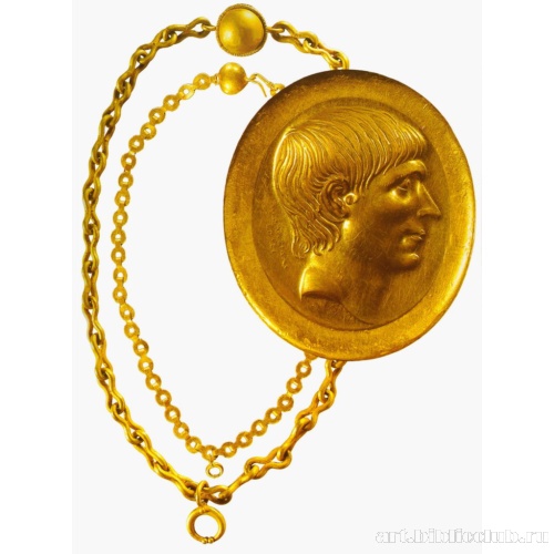 Ожерелья и медальон с мужским портретом