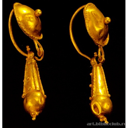 Пара серег в виде выпуклых бляшек с подвесками