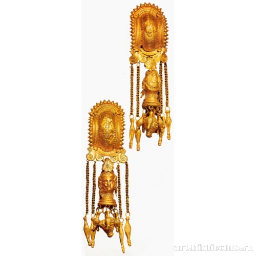 Пара серег с розетками и подвесками в виде женских голов