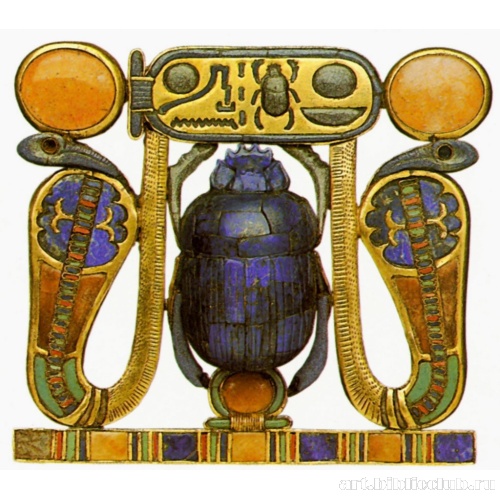 Пектораль с изображением священного жука-скарабея в окружении царских уреев