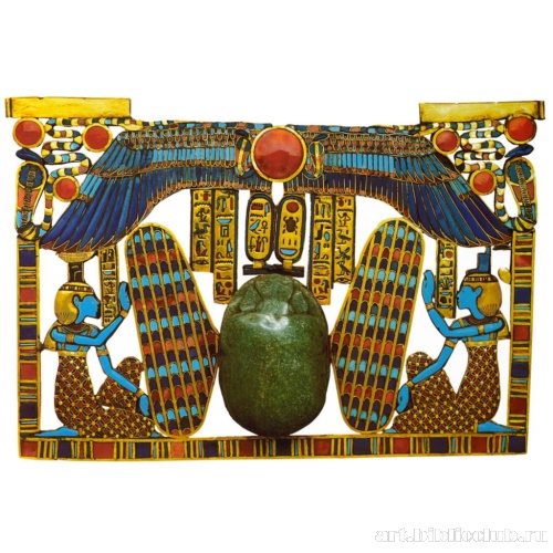 Пектораль с изображениями большого крылатого скарабея и богинь Нефтиды и Исиды