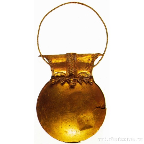 Подвеска в виде золотого сосуда, висящего на тонкой проволоке