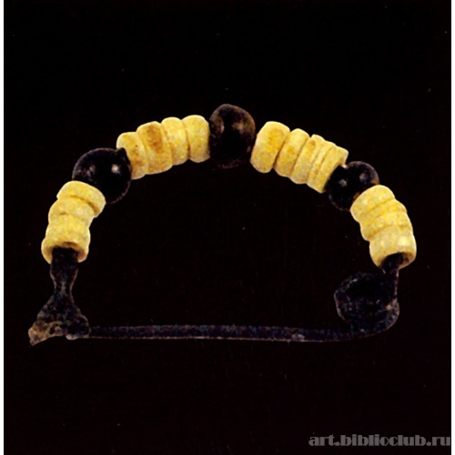 Фибула с бронзовыми и стеклянными бусинами