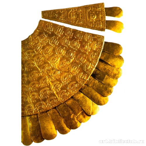 Пектораль с фигурками вождя, увенчаного короной