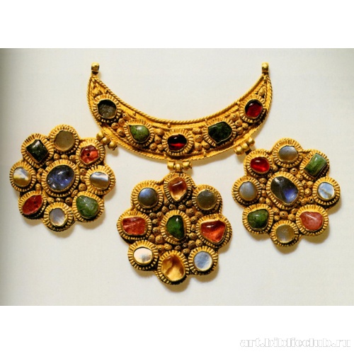 Цата с тремя подвесками