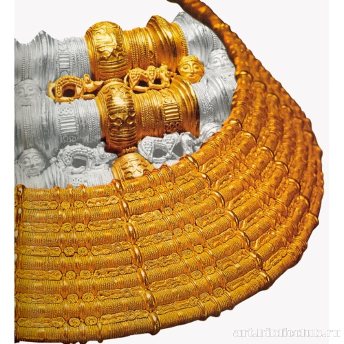 Узорчатое «жесткое» ожерелье из семи концентрических кругов. Фрагмент