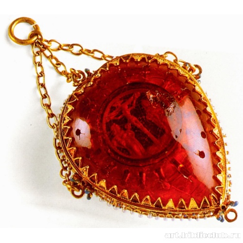 Каплевидная подвеска со сценой распятия