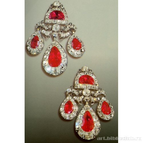 Пара серег с каплевидными подвесками