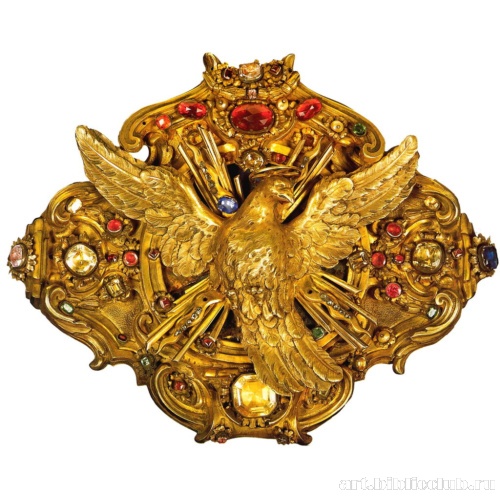 Застежка - украшение бронзовой статуи патрона собора Святого Петра