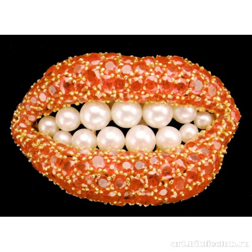 Брошь «Рубиновые губы с зубами как жемчуг»