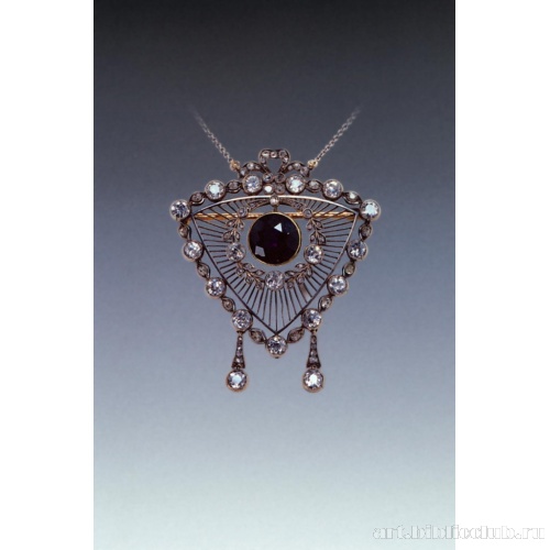 Кулон на цепочке