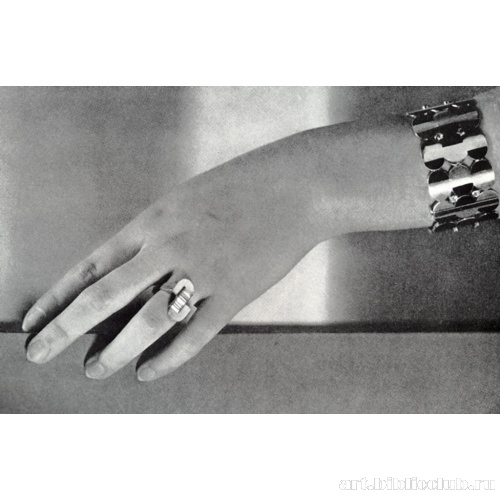 Браслет на запястье и кольцо