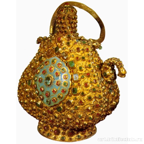 Небольшой кувшин с овальными медальонами