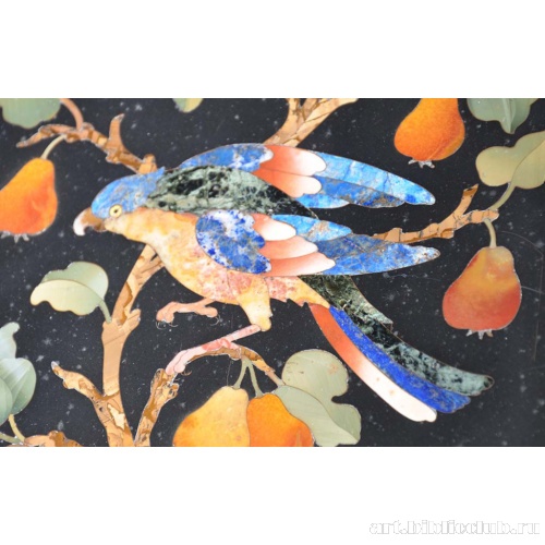 Панель с попугаем на ветке груши. Фрагмент