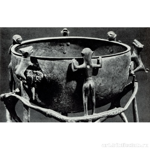 Треножник с котлом, из гробницы Бернардини в Палестине. Деталь