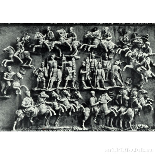 Парад. Рельеф цоколя колонны Антонина Пия в Риме. Деталь