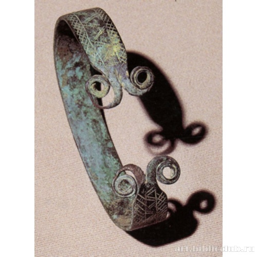 Бронзовый браслет незамкнутой формы