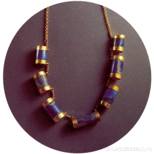 Ожерелье в виде ряда цилиндриков из лазурита, оправленных в золото