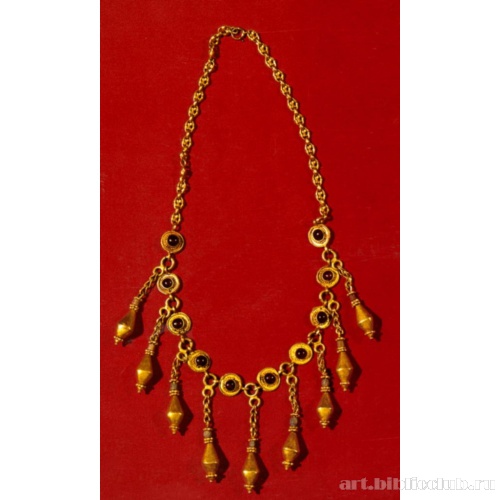 Ожерелье образовано десятью дисками, в которых вставлены гранаты