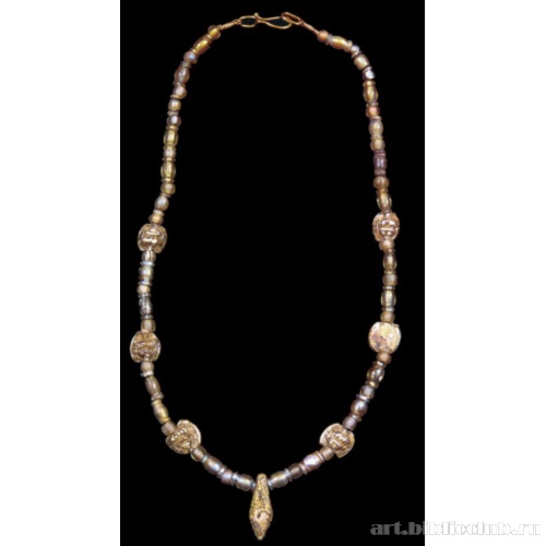 Ожерелье из пятидесяти двух стеклянных круглых и бочковидных бусин