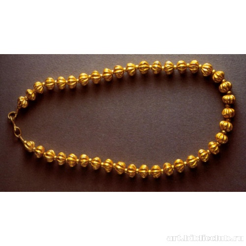 Золотое ожерелье из сорока фигурных бусин, разделенных мелкими круглыми бусинками