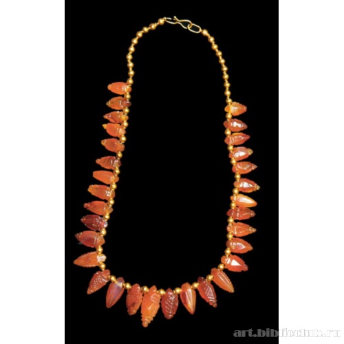 Ожерелье из сердоликовых амулетов в форме наконечника стрелы
