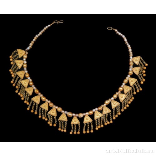 Ожерелье из мелких стеклянных и круглых золотых бусин с девятнадцатью золотыми подвесками