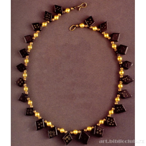 Ожерелье с подвесками в виде двадцати двух гагатов ромбовидной формы