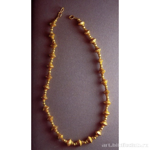 Золотое ожерелье из круглых бусин и бусин в виде пряслиц