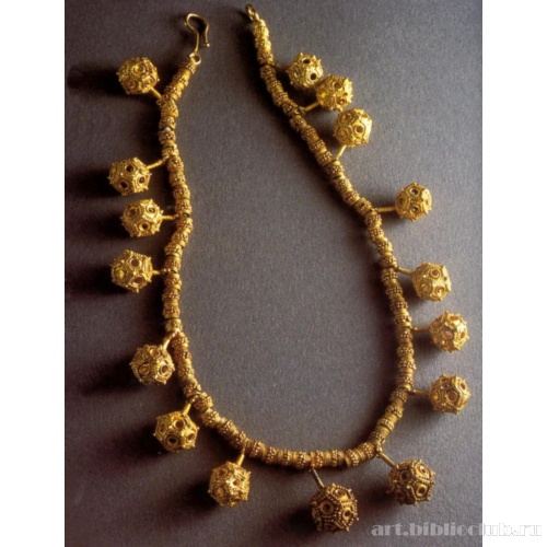 Золотое ожерелье из подвесок в виде шариков, которые отделаны филигранью