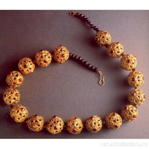 Золотое ожерелье из семнадцати ажурных филигранных шариков, чередующихся с гранатовыми бусинами