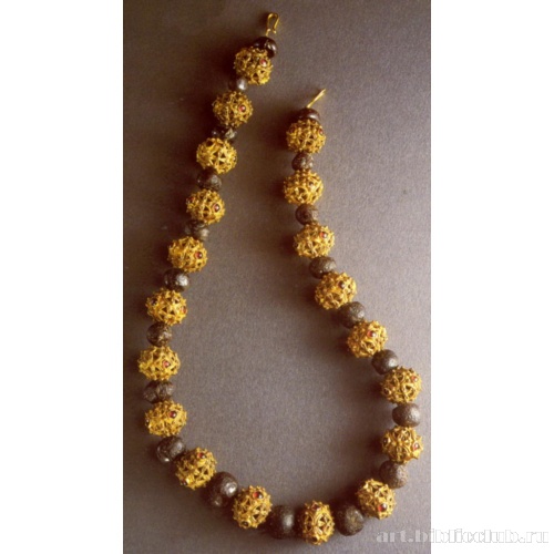 Ожерелье из девятнадцати ажурных филигранных золотых шариков