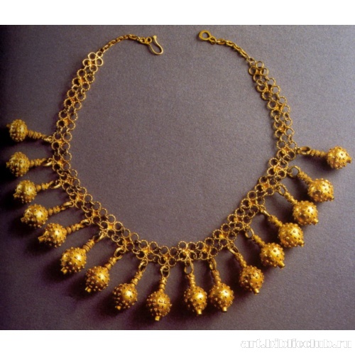 Золотое ожерелье из подвесок в форме гранатов, украшенных зернью