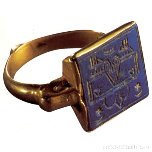 Прямоугольный лазурит с гравированной надписью, в золотой оправе