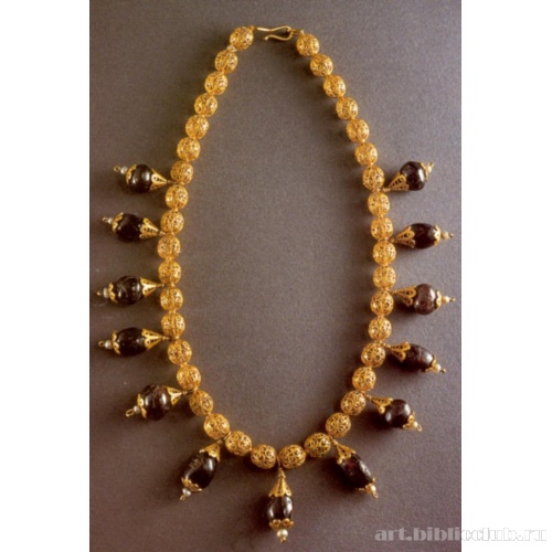 Золотое ожерелье из круглых бусин, выполненных в технике ажурной филиграни