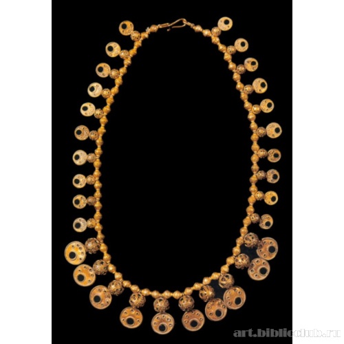 Золотое ожерелье, состоящее из тридцати подвесок в виде ажурных дисков