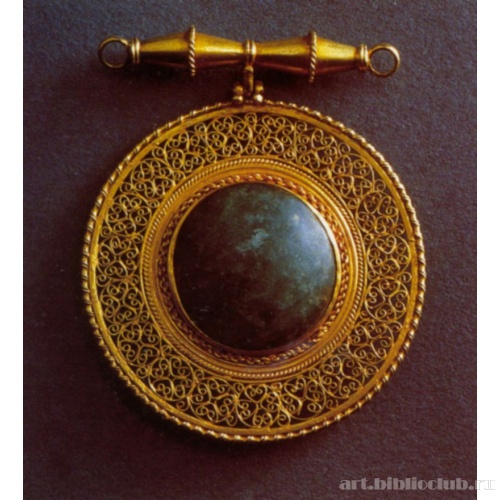 Подвеска в виде филигранного диска со вставкой из крупного нефрита