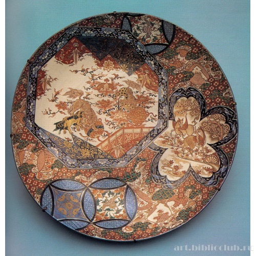 Блюдо с разноцветным орнаментом