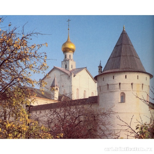 Кремль. Митрополичий двор. Стены и церковь Спаса Преображения на сенях