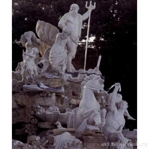 Фонтан Нептуна в центре парка