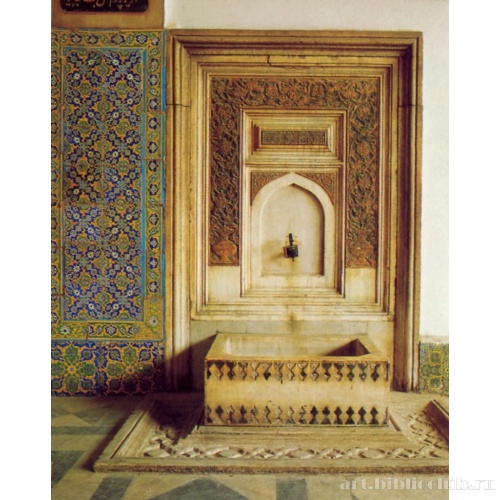 Мраморный фонтан в центре Зала Аудиенций